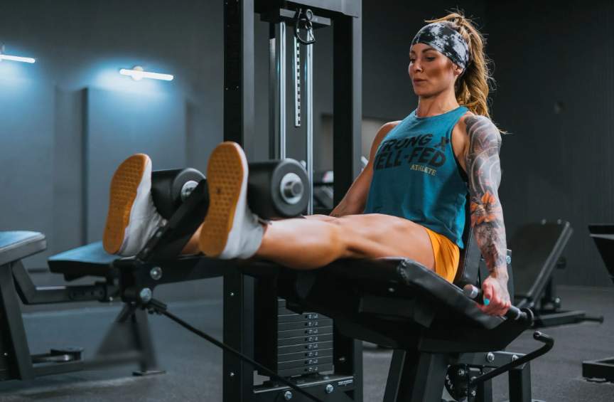 Kuidas treenida jalgade lokkide ja pikendusmasinaga?